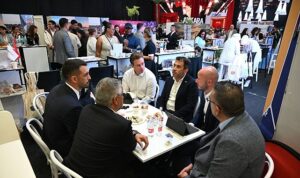 Kemer Belediyesi 2027 yılı turizm tanıtımı için Jet2 ile ön anlaşma yaptı
